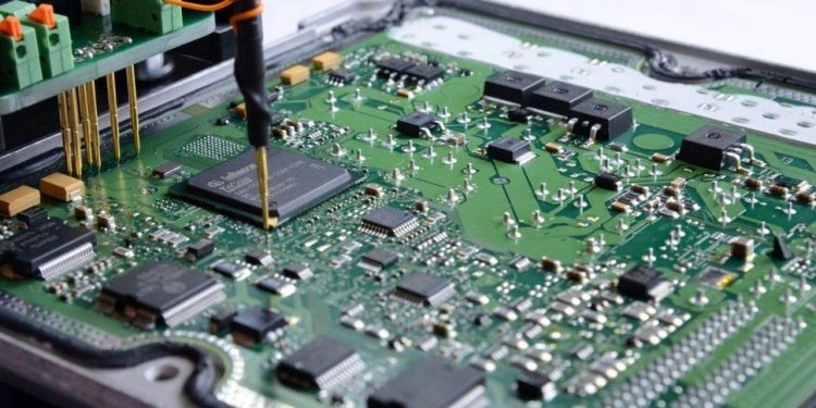 Reparo eletrônico em módulo automotivo