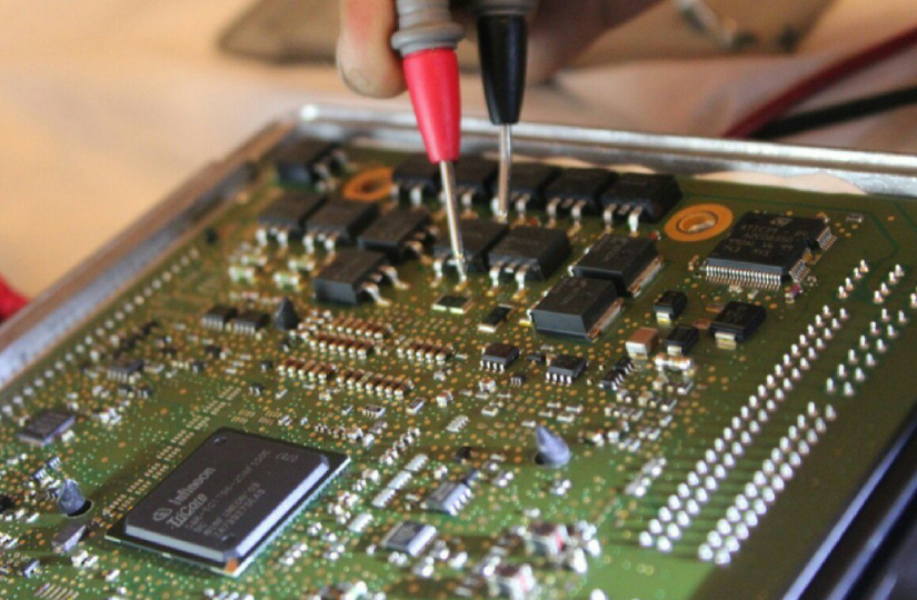 Teste eletrônico em módulo automotivo